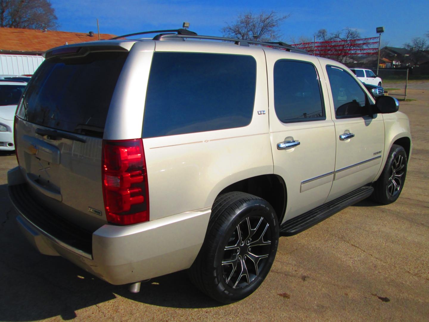 2012 GOLD Chevrolet Tahoe (1GNSCCE07CR) , located at 1815 NE 28th St., Fort Worth, TX, 76106, (817) 625-6251, 32.795582, -97.333069 - Photo#4